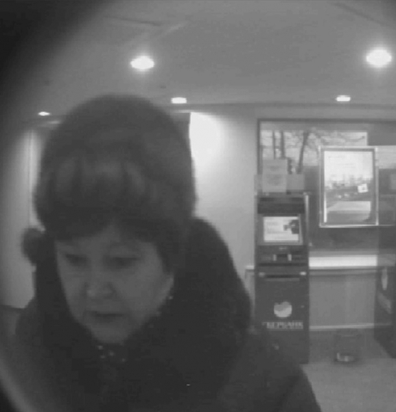 В Оренбурге разыскивают женщину, укравшую 20 тысяч из банкомата